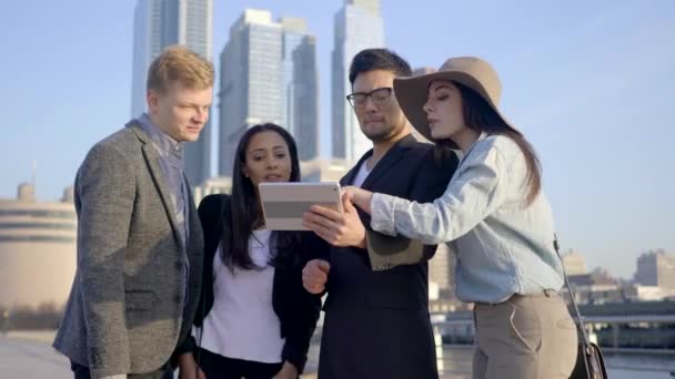 Equipo empresarial que utiliza tableta al aire libre — Vídeo de stock