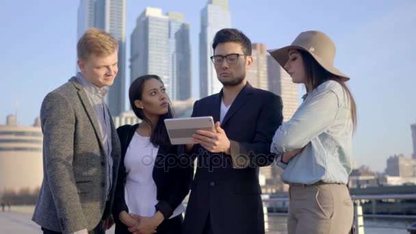 Equipo empresarial que utiliza tableta al aire libre — Vídeos de Stock