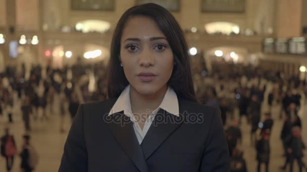 Black woman standing on crowded street — Stock Video