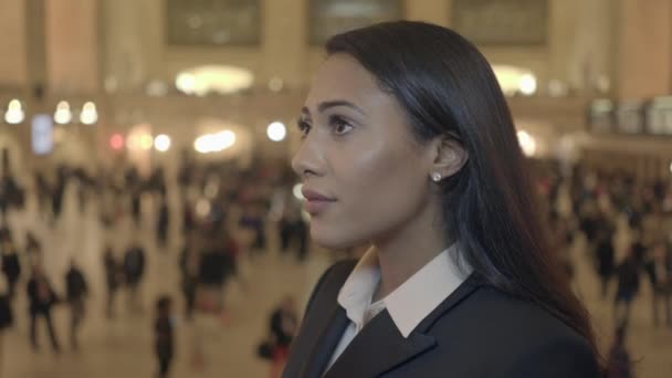 Black woman standing on crowded street — Stock Video