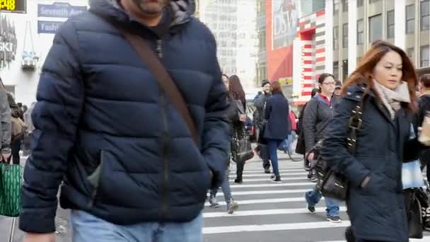 Personnes traversant la rue dans la ville — Video