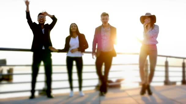Jovens amigos comemorando ao ar livre ao pôr do sol — Vídeo de Stock