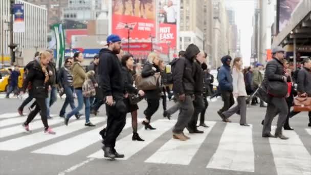 Mensen kruising straat in de stad — Stockvideo