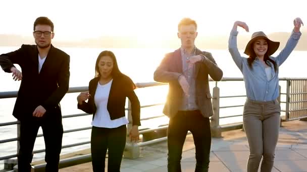 Jonge vrienden vieren buiten bij zonsondergang — Stockvideo