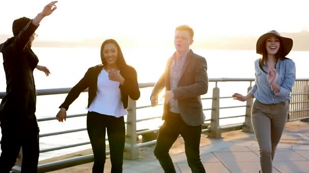 Genç arkadaşlar açık havada günbatımında kutluyor — Stok video