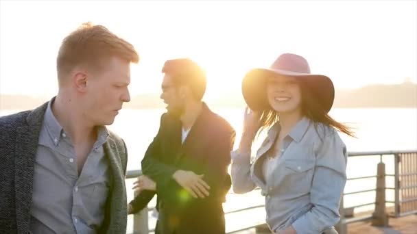 Jóvenes amigos celebrando al aire libre al atardecer — Vídeo de stock