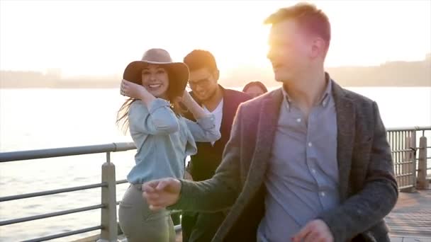 Genç arkadaşlar açık havada günbatımında kutluyor — Stok video