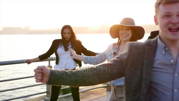 Jóvenes amigos celebrando al aire libre al atardecer — Vídeos de Stock