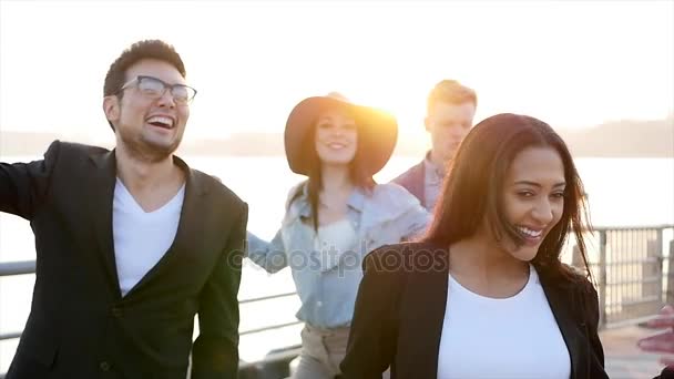 Молодые друзья празднуют на открытом воздухе на закате — стоковое видео