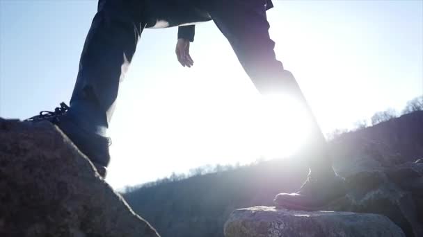 Een jonge man lopen op rotsen — Stockvideo