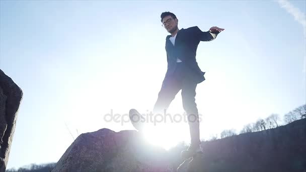 Jeden mladý muž chodit na skalách — Stock video