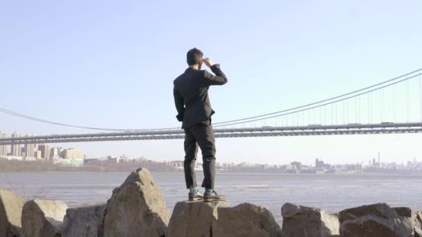 야외 강 근처에 서 있는 남자 — 비디오