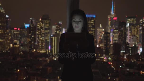 Donna attraente utilizzando tablet — Video Stock