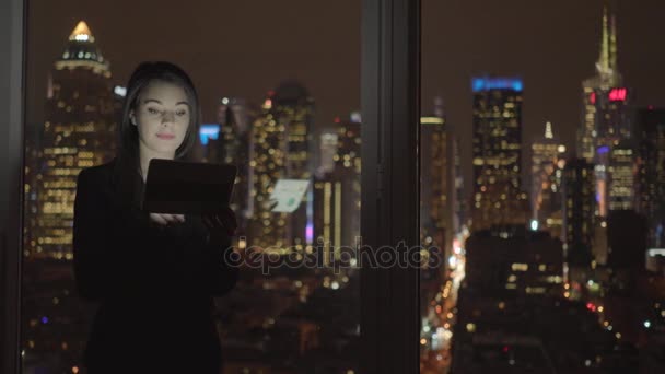 Mujer atractiva usando tableta — Vídeos de Stock