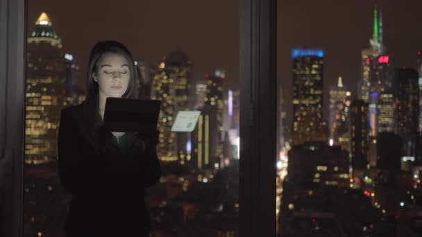 有吸引力的女人使用平板电脑 — 图库视频影像