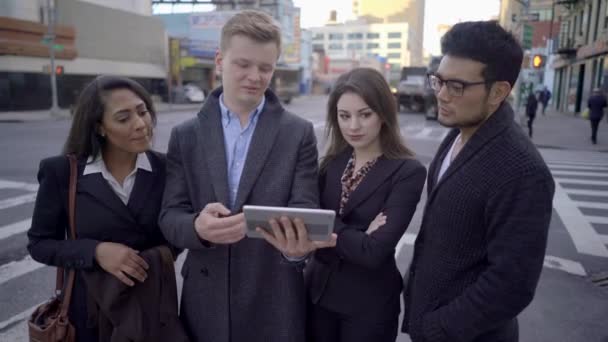 Multi grupo étnico viendo en tableta ordenador — Vídeos de Stock