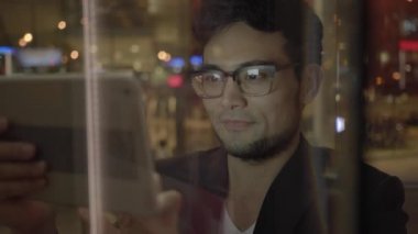 şehirde tablet kullanan adam