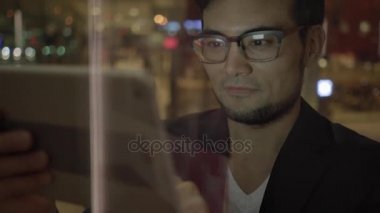 şehirde tablet kullanan adam