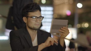 şehirde tablet kullanan adam