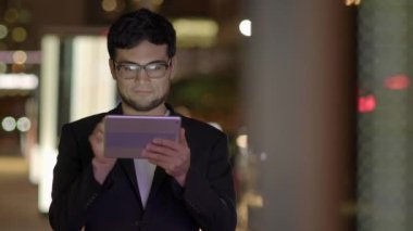 şehirde tablet kullanan adam