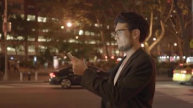 şehirde tablet kullanan adam