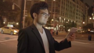 şehirde tablet kullanan adam