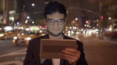 şehirde tablet kullanan adam