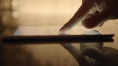 Tablet üzerinde çalışan kişi