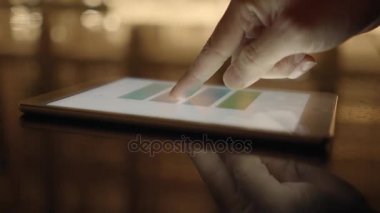 Tablet üzerinde çalışan kişi