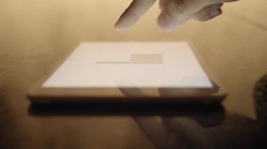 Tablet üzerinde çalışan kişi