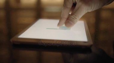 Tablet üzerinde çalışan kişi