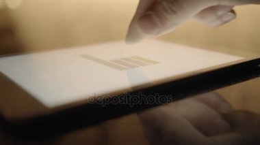 Tablet üzerinde çalışan kişi
