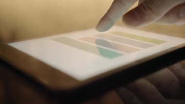 Tablet üzerinde çalışan kişi