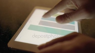 Tablet üzerinde çalışan kişi
