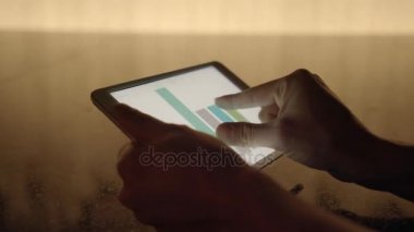 Tablet üzerinde çalışan kişi