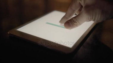 Tablet üzerinde çalışan kişi