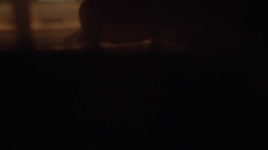 Tablet üzerinde çalışan kişi