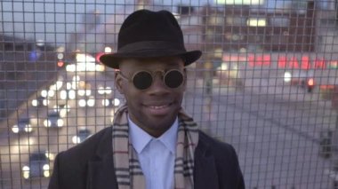 siyah adam şık giyim eşyası 