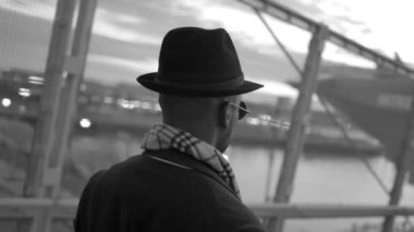 siyah adam şık giyim eşyası 