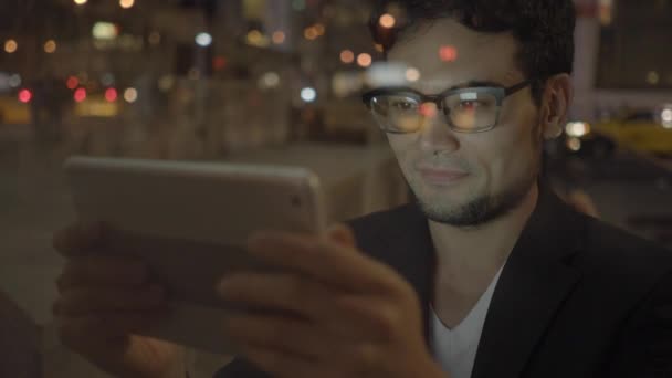 Человек с помощью планшета в городе — стоковое видео