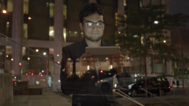 Человек с помощью планшета в городе — стоковое видео