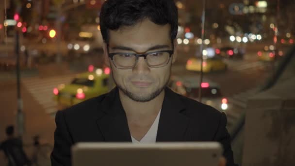 Şehirde tablet kullanan adam — Stok video