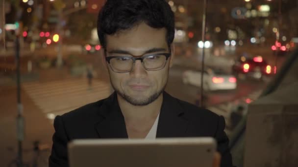 Homem usando tablet na cidade — Vídeo de Stock