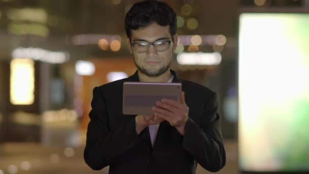 Man met behulp van Tablet PC in de stad — Stockvideo