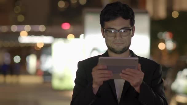 Hombre usando la tableta en la ciudad — Vídeos de Stock