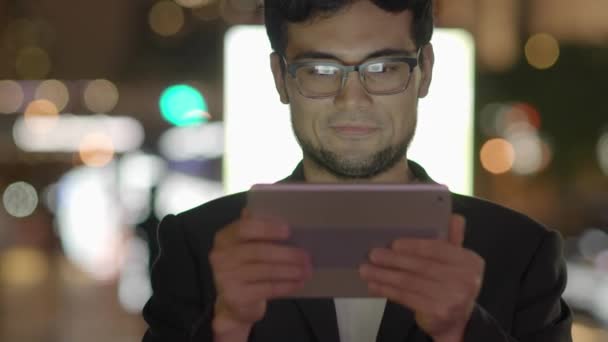 Людина використовує планшет у місті — стокове відео