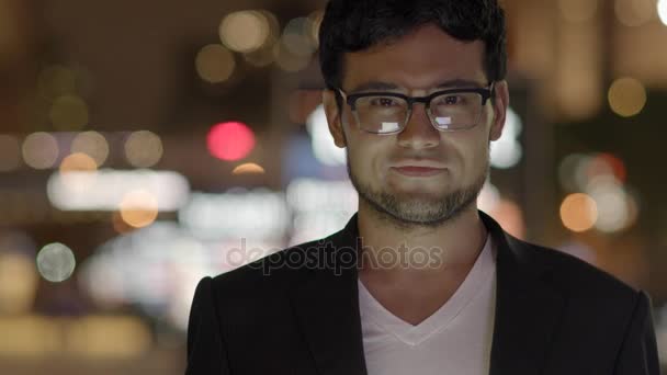 Красивый азиатский мужчина в очках — стоковое видео