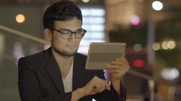 Hombre usando la tableta en la ciudad — Vídeos de Stock