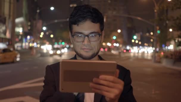 Człowiek za pomocą tabletu w mieście — Wideo stockowe
