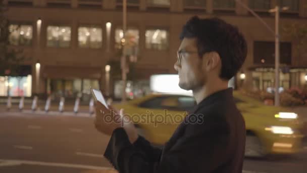 Man met behulp van Tablet PC in de stad — Stockvideo